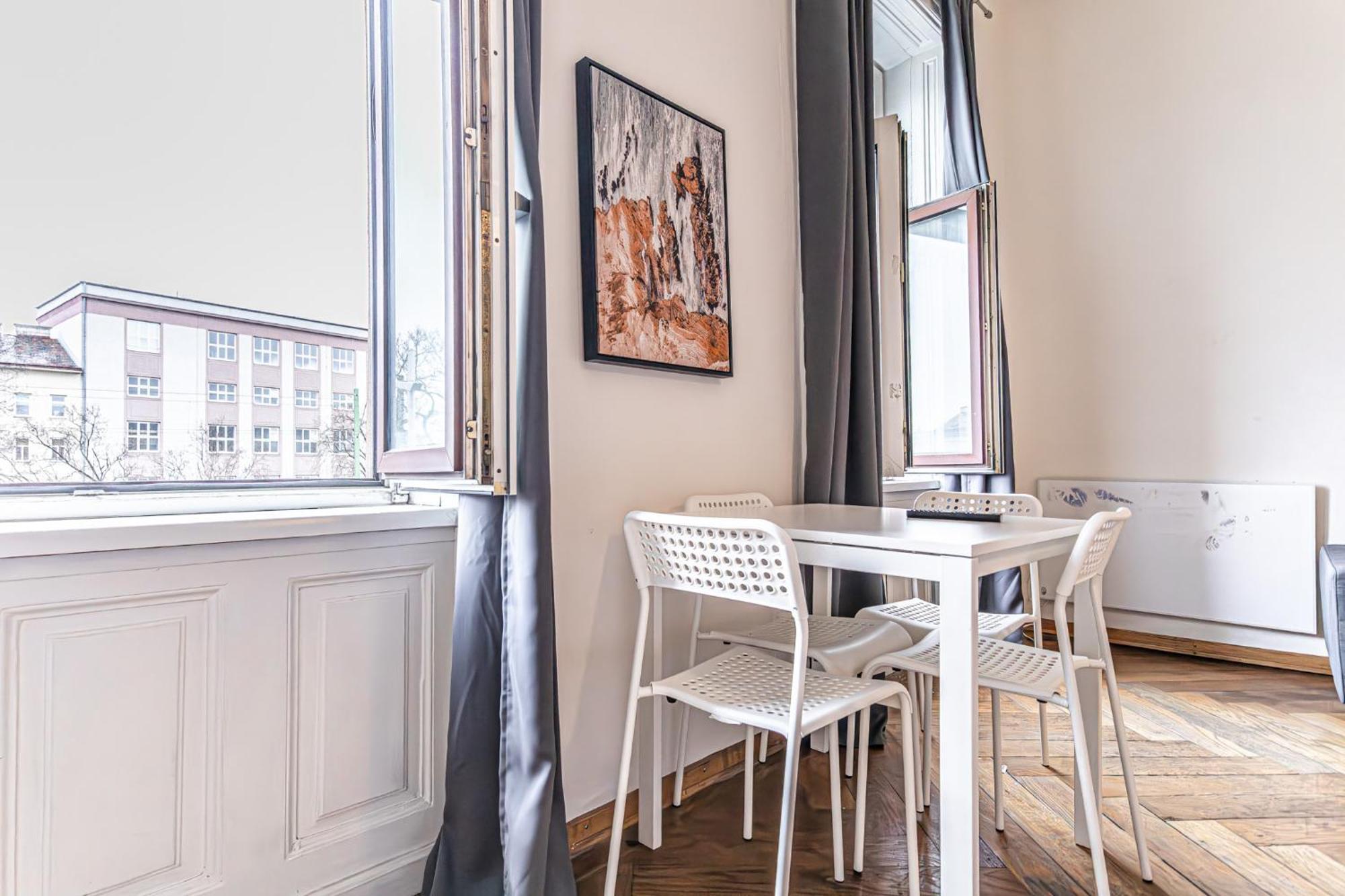 Two Charming Near Volksoper And Akh Apartment