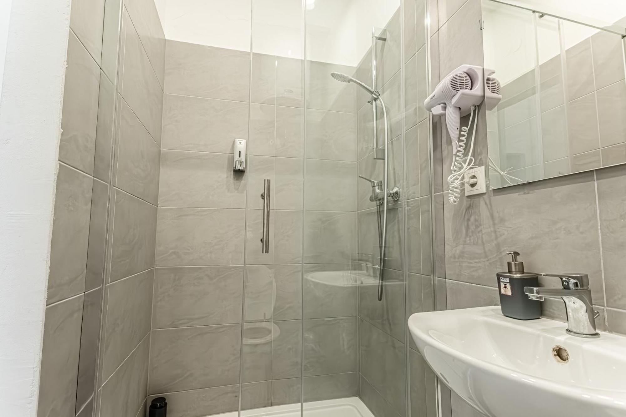 Two Charming Near Volksoper And Akh Apartment *